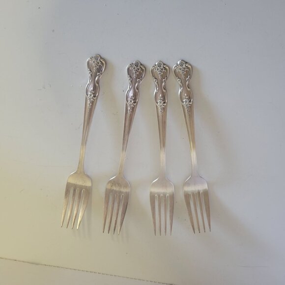 Vintage Set Of 4 Wm Rogers & Co Extra Plate Inspiration-Magnolia Silver-Plated S - Picture 1 of 3